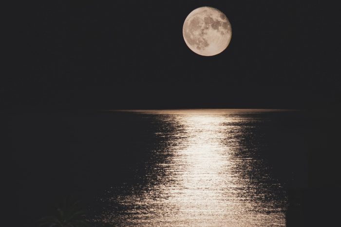 القمر عبارات جميلة